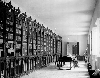 Figuras del Cerro de los Santos en los ventanales de la Biblioteca de las Escuelas Pías de Yecla