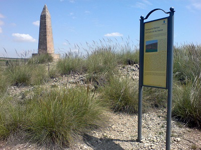 Obelisco en el Cerro de los Santos que conmemora el hallazgo que tuvo lugar en ese promontorio
