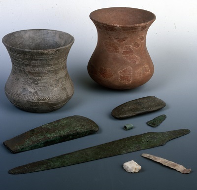 Ajuar del dolmen de Entretérminos (Obligatorio poner Ayuntamiento de Madrid. Museo de San Isidro. Los Orígenes de Madrid).jpg