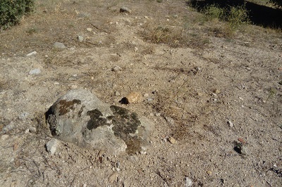 Algunas losas enterradas del dolmen de Entretérminos