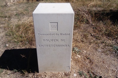 Placa de hormigón donde estaba situado el dolmen de Entretérminos (imagen propia).jpg